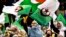 Des partisans du parti politique algérien Mouvement de la société pour la paix (MSP) assistent à un rassemblement électoral dans la capitale Alger le 8 juin 2021.
