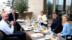 El presidente del Consejo Europeo Charles Michel (izq.) posa con la canciller alemana Angela Merkel, el presidente francés Emmanuel Macron y la presidente de la Comisión Europea Ursula von der Leyen, en Bruselas el domingo 19 de julio de 2020.