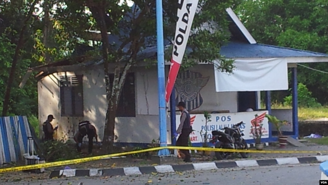 Ledakan bom yang merusak pos polisi lalu lintas di Poso, Sulawesi Tengah. (VOA/Y. Litha)