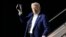 Presidenti Donald Trump zbret nga avioni presidencial në aeroportin 'Harry Reid' në Las Vegas, në Nevadë, më 24 janar, 2025/AP