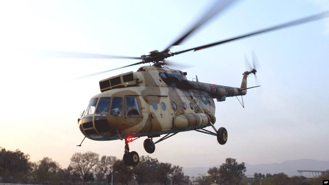 Một chiếc máy bay trực thăng MI-17 do Nga chế tạo hạ cánh tại Islamabad, Pakistan. 