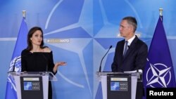 NATO Genel Sekreteri Jens Stoltenberg ile basın toplantısı düzenleyen Jolie, “Bir yardımsever olarak benim için farklı bir adım. BM özel temsilcisi sıfatıyla gelecek aylarda ve yıllarda Stoltenberg ile çalışıyor olmaktan onur duyacağım” dedi