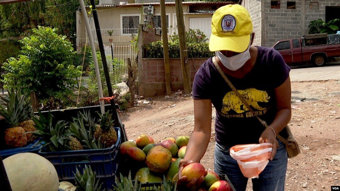 Mary Ramos es una maestra que tras quedar desocupada por la pandemia, vende frutas y verduras en Tegucigalpa, Honduras.
