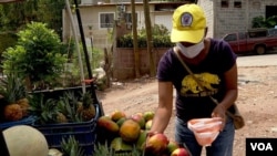Mary Ramos es una maestra que tras quedar desocupada por la pandemia, vende frutas y verduras en Tegucigalpa, Honduras.