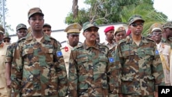 Le ministre somalien de la Défense Abdirashid Abdulahi Mohamed, à gauche, le président somalien Mohamed Abdullahi Mohamed, au centre, et le Premier ministre somalien Hassan Ali Khayre lors des célébrations marquant le 57ème anniversaire de la création de l'armée somalienne, Mogadiscio, le 12 avril 2017