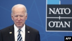 Le président américain Joe Biden pose pour une photo lors du sommet de l'OTAN à Bruxelles, le 14 juin 2021. 