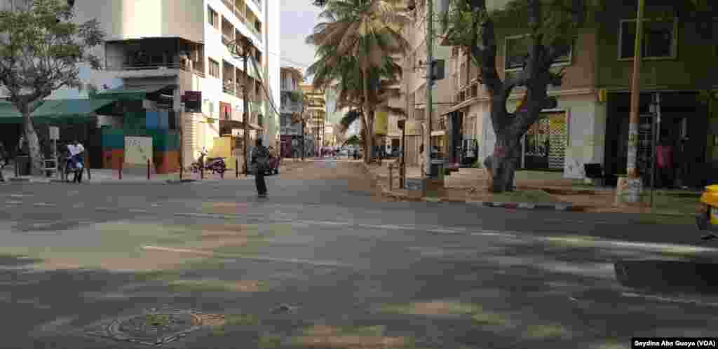 Manifestation de l'opposition dispersée à Dakar, au Sénégal, le 19 avril 2018. (VOA/Seydina Aba Gueye)