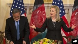 3일 미국 국무부에서 미국-아프간 양자위원회 출범과 관련해 공동 기자회견을 가진 힐러리 클린턴 미 국무장관(오른쪽)과 잘마이 라소울 아프간 외무장관.