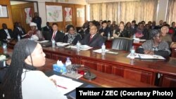 Priscilla Chigumba, cheffe de la Commission électorale (ZEC) d’une réunion avec des diplomates à Harare, Zimbabwe, 19 juillet 2018. (Twitter/ZEC)