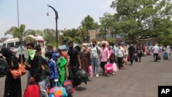 Para penumpang antre di luar stasiun kereta api Hyderabad, India, Senin, 1 Juni 2020. 