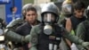 Miembros del escuadrón antidisturbios de la Guardia Nacional Bolivariana (GNB) arrestan a opositores del presidente venezolano Nicolás Maduro que participaban en una manifestación, en Chacao, en Caracas, el 30 de julio de 2024. (Foto de Yuri CORTEZ / AFP)