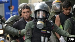 Miembros del escuadrón antidisturbios de la Guardia Nacional Bolivariana (GNB) arrestan a opositores del presidente venezolano Nicolás Maduro que participaban en una manifestación, en Chacao, en Caracas, el 30 de julio de 2024. (Foto de Yuri CORTEZ / AFP)