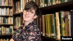 El servicio de policía de Irlanda del Norte dijo que la periodista y escritora de 29 años, Lyra McKee, murió tras ser baleada durante los disturbios en el área de Creggan.
