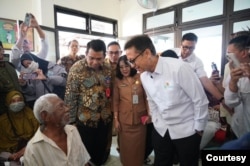 Menkes Budi saat memantau langsung penyelenggaraan program CKG di Jawa Timur beberapa waktu lalu menargetkan tahun ini 100 juta penduduk Indonesia dapat memanfaatkan layanan CKG sehingga deteksi penyakit bisa diketahui lebih dini. (Humas PCO)