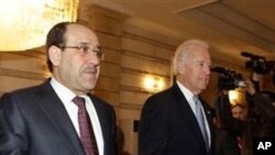 누리 알 말리키 이라크 대통령의 영접을 받는 바이든 부통령(우)