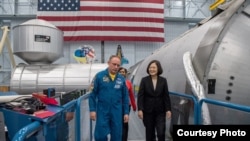TT Đài Loan Thái Anh Văn tham quan Trung tâm Khong gian Johnson của NASA với phi hành gia Michael Finke. Photo credit: Taiwan Presidential Office 