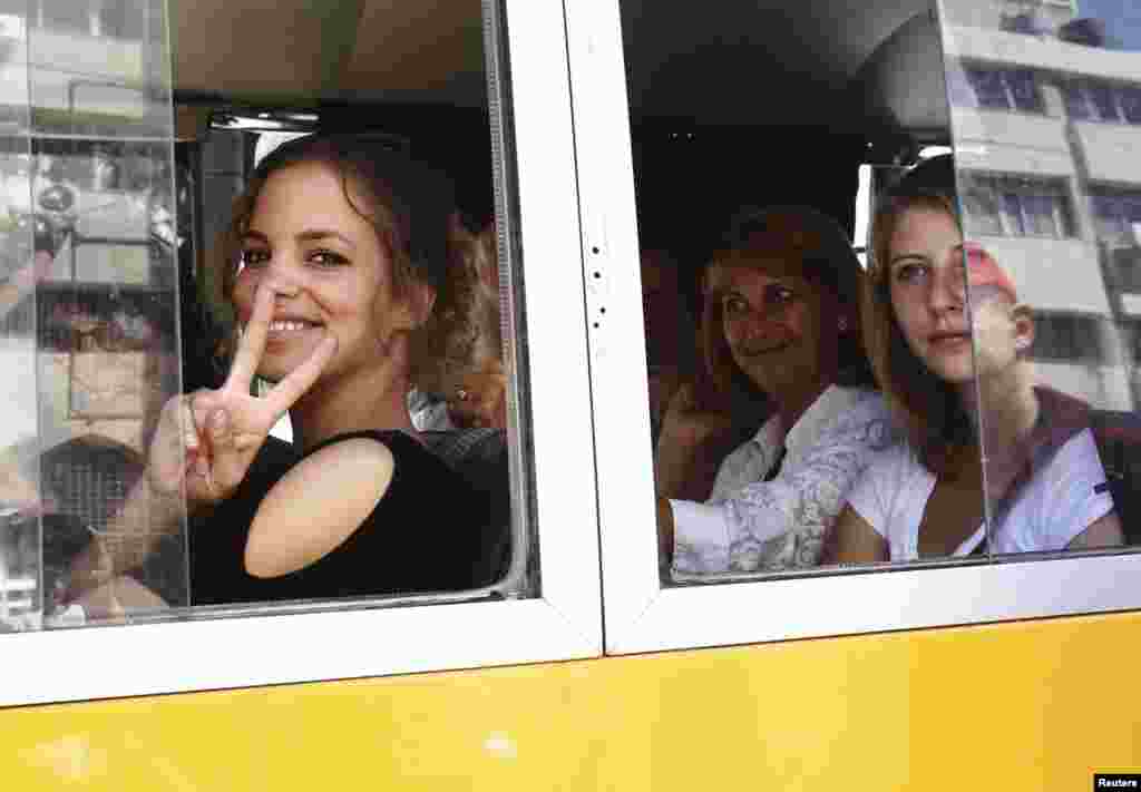 Pro-Palestinian international activists smile in Amman, as they head towards King Hussein Bridge at the border between Jordan and Israel, August 26, 2012. 
