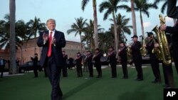 Le président Donald Trump applaudit la' Palm Beach Central High School Band' à son arrivée au club de golf 'Trump international' à West Palm Beach, en Floride, le 5 février 2017.