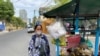 Khim Ha sells fried noodles in Phnom Penh’s Chaktomouk quarter, Dec. 10, 2020. (Aun Chhengpor/VOA Khmer) 