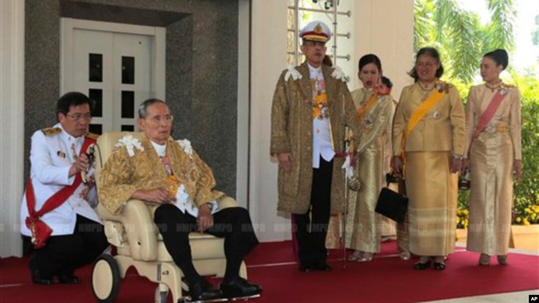 Quốc vương Thái Lan Bhumibol Adulyadej (ngồi) trong một buổi lễ mừng sinh nhật lần thứ 86 ở tỉnh Prachuap Khiri Khan, ngày 5 tháng 12, 2013.