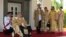 Quốc vương Thái Lan Bhumibol Adulyadej (ngồi) trong một buổi lễ mừng sinh nhật lần thứ 86 ở tỉnh  Prachuap Khiri Khan, ngày 5 tháng 12, 2013.