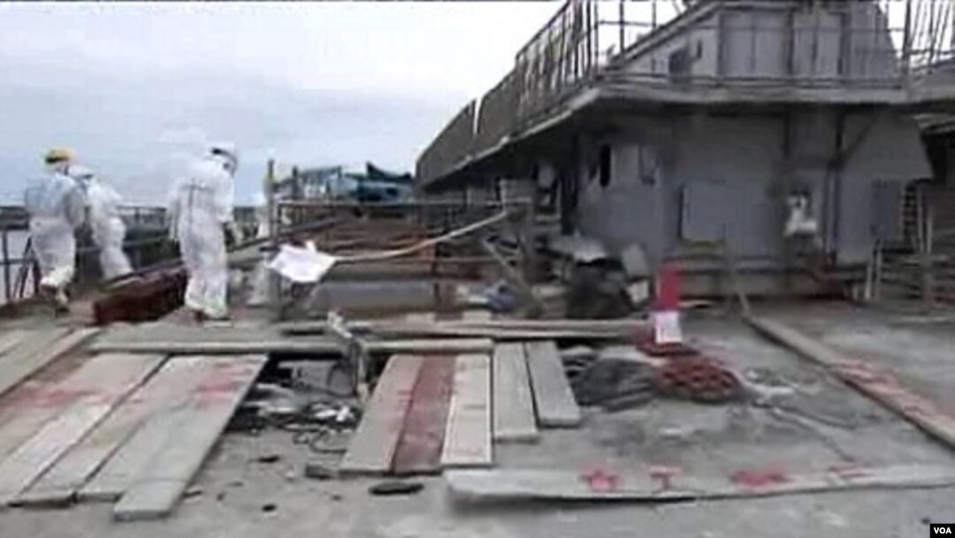 Para pekerja TEPCO di PLTN Fukushima yang rusak (17/5). Pakar IAEA mengatakan, perancang PLTN harus melakukan usaha yang lebih besar untuk mengantisipasi bencana alam.