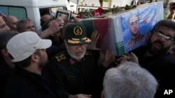 Kepala Pasukan Garda ERevolusi Iran Hossein Salami membawa peti jenazah anggotanya, yang terbunuh dalam sebuha serangan Israel di Suriah, dalam prosesi pemakaman di Teheran, Iran, pada 4 April 2023. (Foto: AP/Vahid Salemi)