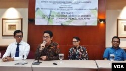 Koordinator Program DASPR (Divisi Riset Ilmu Prikologi Terapan) Daya Makara Universitas Indonesia Faisal Magrie menjelaskan hasil penelitiannya tentang radikalisasi di lembaga pemasyarakatan, Kamis (8/2). (VOA/Fathiyah) 