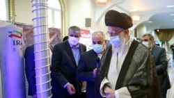 Pemimpin Tertinggi Ayatollah Ali Khamenei, kanan, mengunjungi pameran pencapaian nuklir negaranya, di kompleks kantornya di Teheran, Iran, Minggu, 11 Juni 2023. (Foto: via AP)