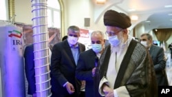 Pemimpin Tertinggi Ayatollah Ali Khamenei, kanan, mengunjungi pameran pencapaian nuklir negaranya, di kompleks kantornya di Teheran, Iran, Minggu, 11 Juni 2023. (Foto: via AP)