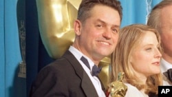 Jonathan Demme, à gauche, tient un oscar dans les main pour le Silence des agneaux, à Los Angeles, le 26 avril 2017.