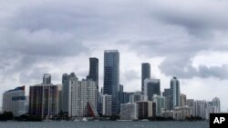 Awan tebal yang merupakan tanda awal datangnya badai tropis Arthur, terlihat menyelimuti gedung-gedung pencakar langit di Miami, 14 Mei 2020. (Foto: dok).