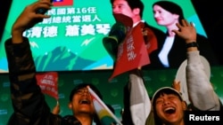 Los simpatizantes del Partido Progresista Democrático (PPD) celebran durante una manifestación, tras la victoria de Lai Ching-te en las elecciones presidenciales, en Taipei, Taiwán, el 13 de enero de 2024.