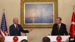 Wakil Presiden AS Joe Biden, kiri dan Presiden Turki Recep Tayyip Erdogen dalam konferensi pers gabungan di Istambul, Turki, Saturday, 22 November 2014.