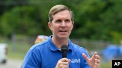 O Governador do Kentucky, Andy Beshear, discursa no Quartel dos Bombeiros Voluntários de Wayland, em Wayland, na sexta-feira, 26 de julho de 2024