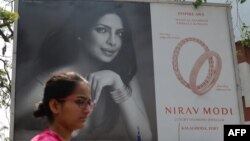 Iklan toko perhiasan "Nirav Modi" bergambar artis Bollywood Priyanka Chopra di Mumbai, India, 15 Februari 2018. (Foto: dok).