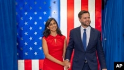 Calon wakil presiden dari Partai Republik, Senator JD Vance dan istrinya Usha Vance di rapat umum kampanye partai Republik di St. Cloud, Minnesota, Sabtu, 27 Juli 2024. (Foto AP/Alex Brandon)