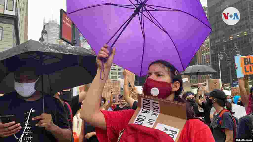 Sin importar la lluvia los manifestantes siguen exigiendo justicia por la muerte del afroamericano George Floyd cuando se encontraba bajo custodia policial. Foto: Celia Mendoza-VOA 