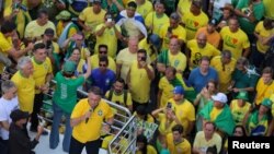 El expresidente de Brasil Jair Bolsonaro habla en una concentración frente a sus seguidores en la avenida Paulista en Sao Paulo. La policía lo investiga a él y a su entorno por un supuesto complot para un golpe de Estado tras las elecciones de 2022. El 25 de febrero de 2024.