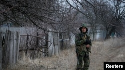Un soldado ucraniano en la línea del frente cerca de la ciudad de Novoluhanske, en la región de Donetsk, Ucrania, el 22 de febrero de 2022.

