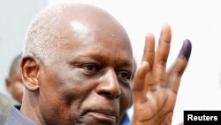 Le président José Eduardo dos Santos montre son doigt marqué de l’encre indélébile après avoir voté à Luanda, Angola, 31 août 2012.