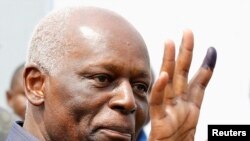 Le président José Eduardo dos Santos montre son doigt marqué de l’encre indélébile après avoir voté à Luanda, Angola, 31 août 2012.