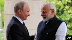 Preside Rusia Vladimir Putin (kiri) menyambut PM India Narendra Modi di Sochi, Rusia, 21 Mei 2018. (Foto: dok).