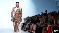 Seorang model memperagakan karya desainer Inggris, Alex Mullins, pada hari ketiga peragaan busama Musim Semi/Musim Panas 2019 London Fashion Week di London, 10 Juni 2018.