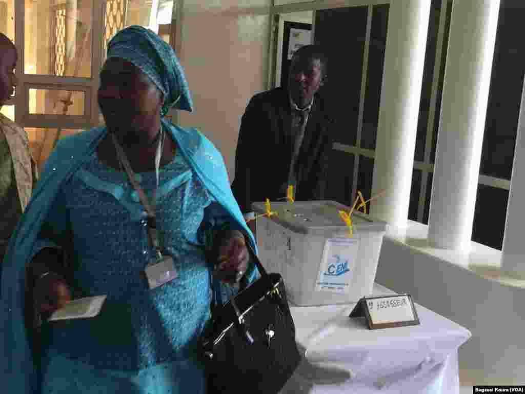 Peu d&#39;affluence dans les bureaux de vote nigériens pour le second tour de la présidentielle du 20 mars 2016.