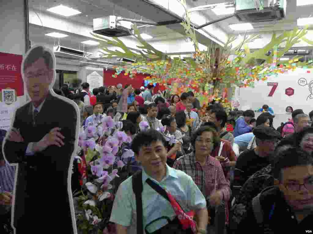 音乐会的场地就设在柯文哲竞选总部门前的街道上 (美国之音许波拍摄)