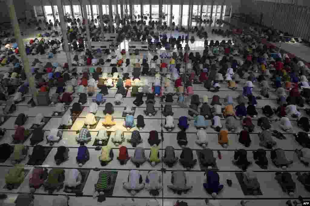 بنگلہ دیش کے دارالحکومت ڈھاکہ میں کرونا وبا کی روک تھام کے لیے سخت پابندیاں عائد ہیں۔ تاہم مساجد میں نماز کے اجتماعات ہو رہے ہیں۔&nbsp;