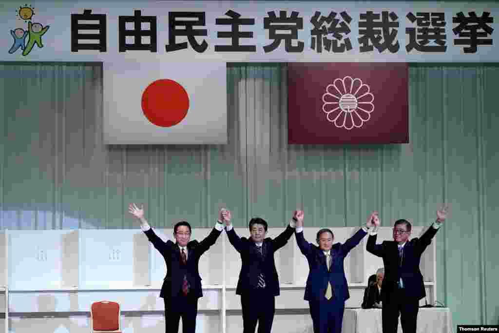 일본의 스가 요시히로 관방장관이(중앙 오른쪽) 도쿄에서 자민당 차기 총재 선거에 당선돼 경선 후보였던 기시다 후미오 전외무상(오른쪽)과 이시바 시게루 전 방위상(왼쪽), 사임한 아베 신조 총리(중앙 왼쪽)의 축하를 받았다.