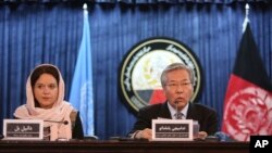 Tadamichi Yamamoto, ketua Misi Bantuan PBB di Afghanistan (UNAMA) (kanan) bersama Danielle Bell, Direktur HAM UNAMA dalam konferensi pers di Kabul, Afghanistan, 6 Februari 2017. (Foto: dok).