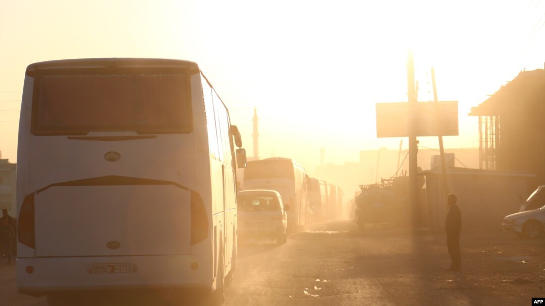Bus-bus yang membawa para pejuang Jaish al-Islam dan keluarga mereka, dari Douma, tiba di kota Azaz, Suriah, 5 April 2018, dalam perjalanan mereka menuju sebuah kamp pengungsi. (Foto: dok).